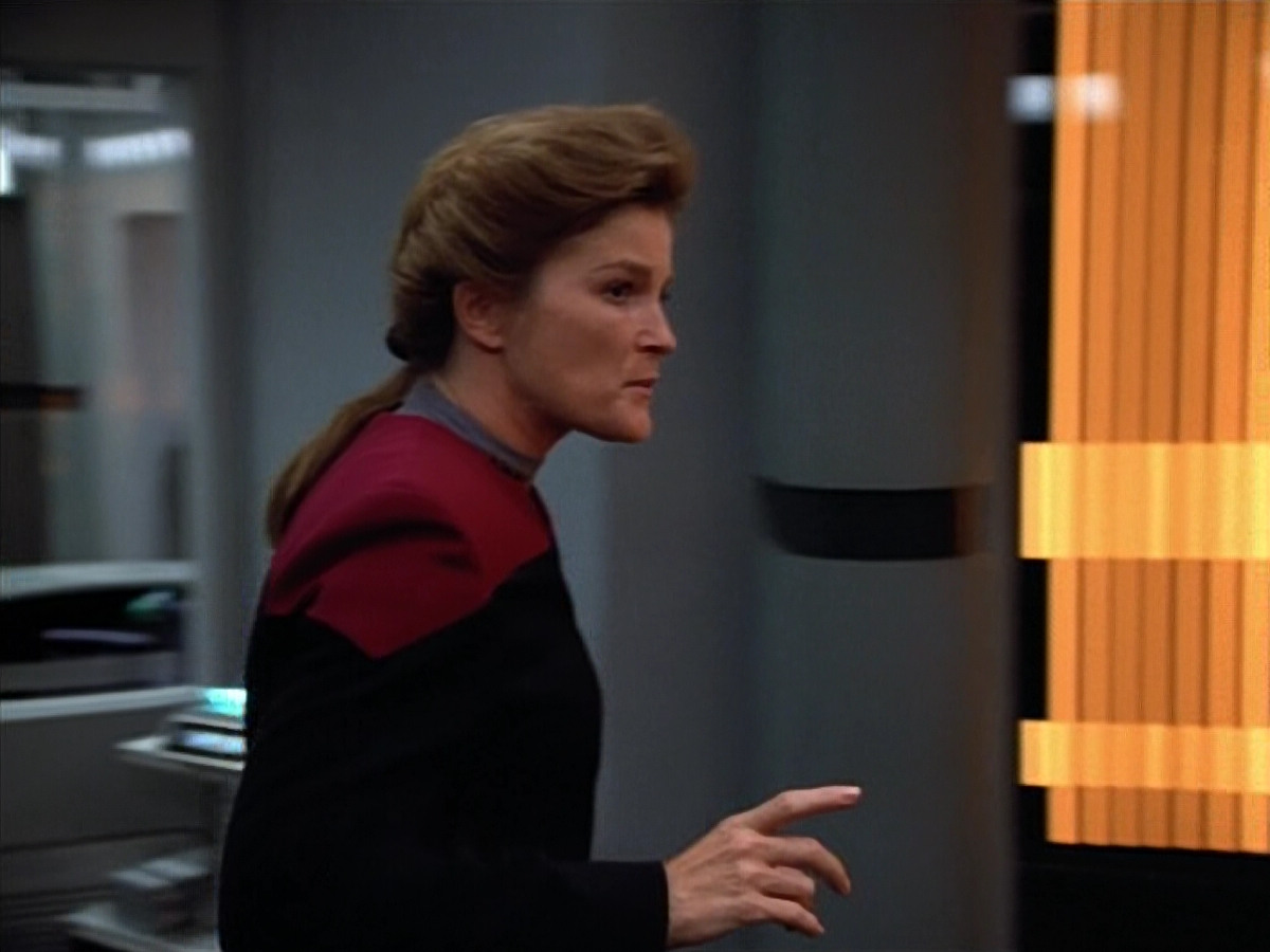 extant_StarTrek_VOY_4x07-ScientificMethod_01366.jpg