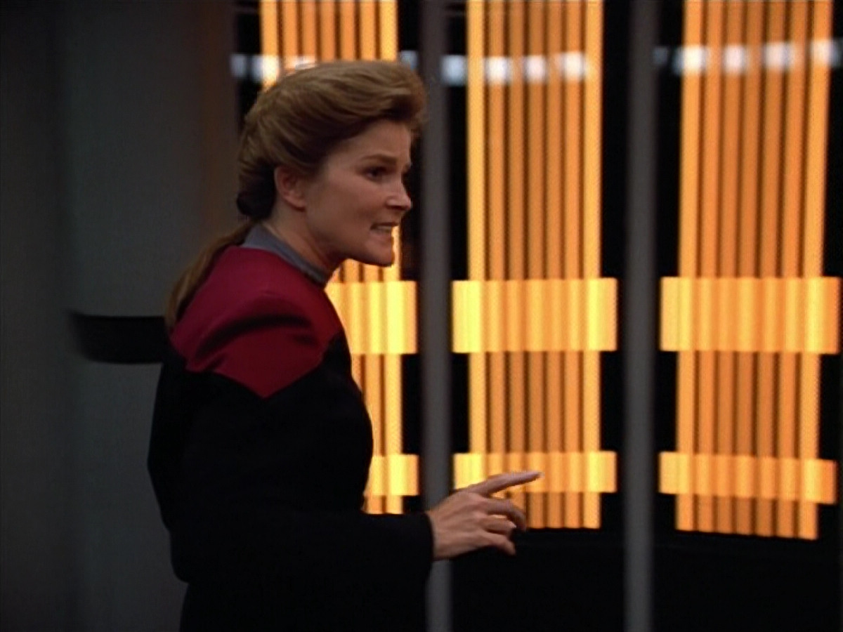 extant_StarTrek_VOY_4x07-ScientificMethod_01367.jpg
