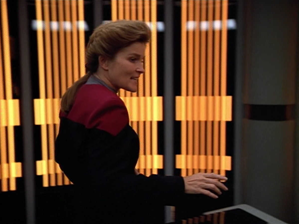 extant_StarTrek_VOY_4x07-ScientificMethod_01368.jpg
