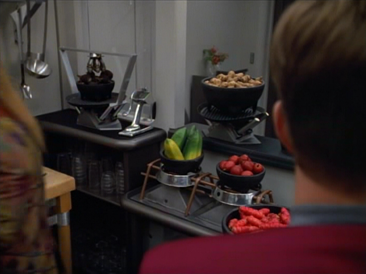 extant_StarTrek_VOY_4x07-ScientificMethod_01491.jpg