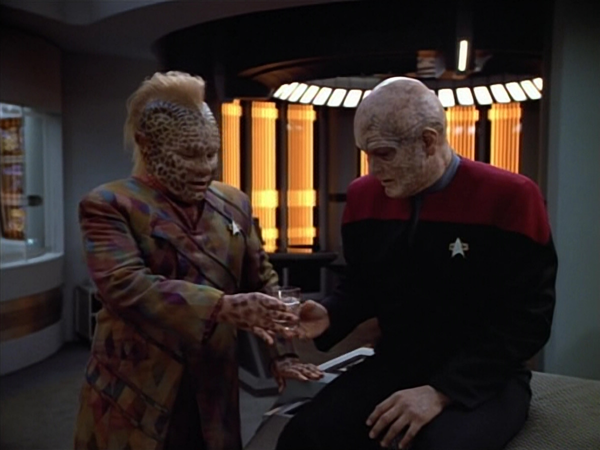 extant_StarTrek_VOY_4x07-ScientificMethod_01649.jpg