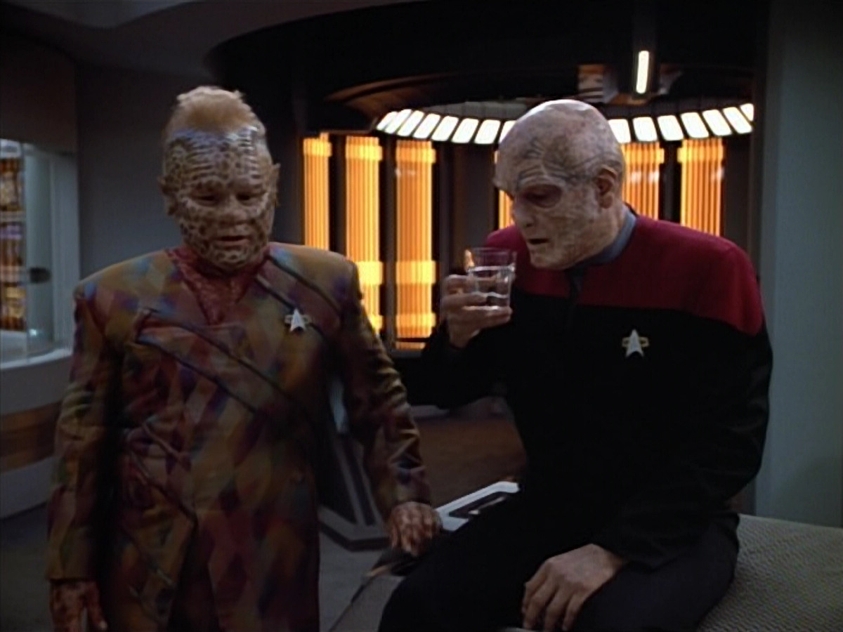 extant_StarTrek_VOY_4x07-ScientificMethod_01653.jpg