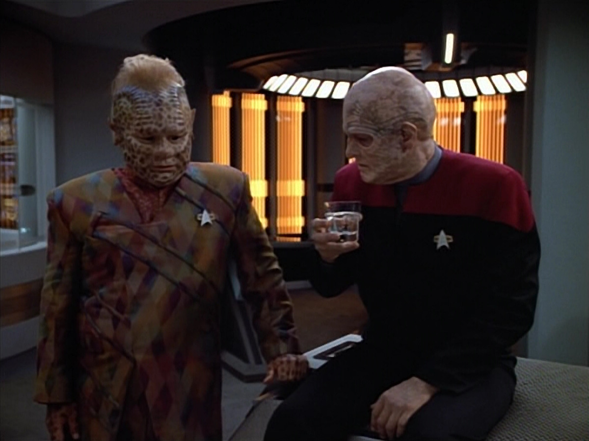 extant_StarTrek_VOY_4x07-ScientificMethod_01657.jpg