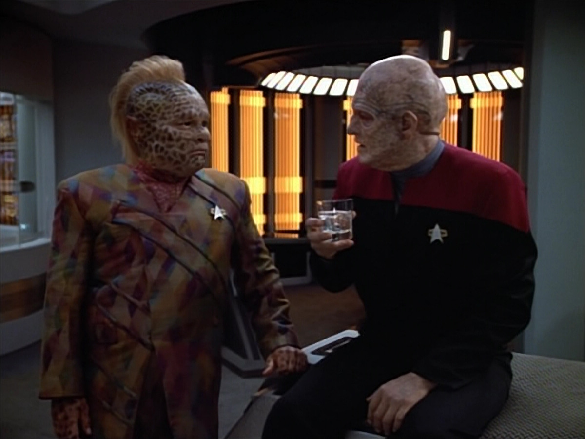 extant_StarTrek_VOY_4x07-ScientificMethod_01663.jpg