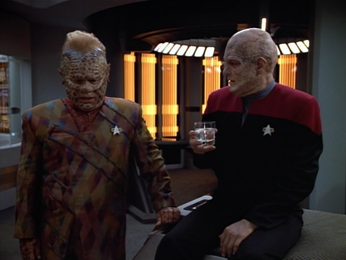 extant_StarTrek_VOY_4x07-ScientificMethod_01674.jpg