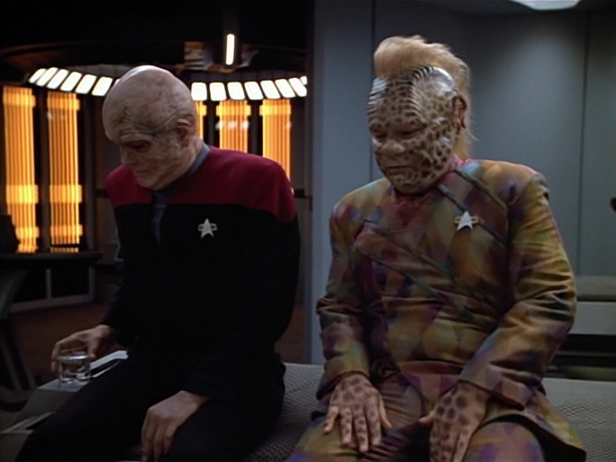 extant_StarTrek_VOY_4x07-ScientificMethod_01692.jpg