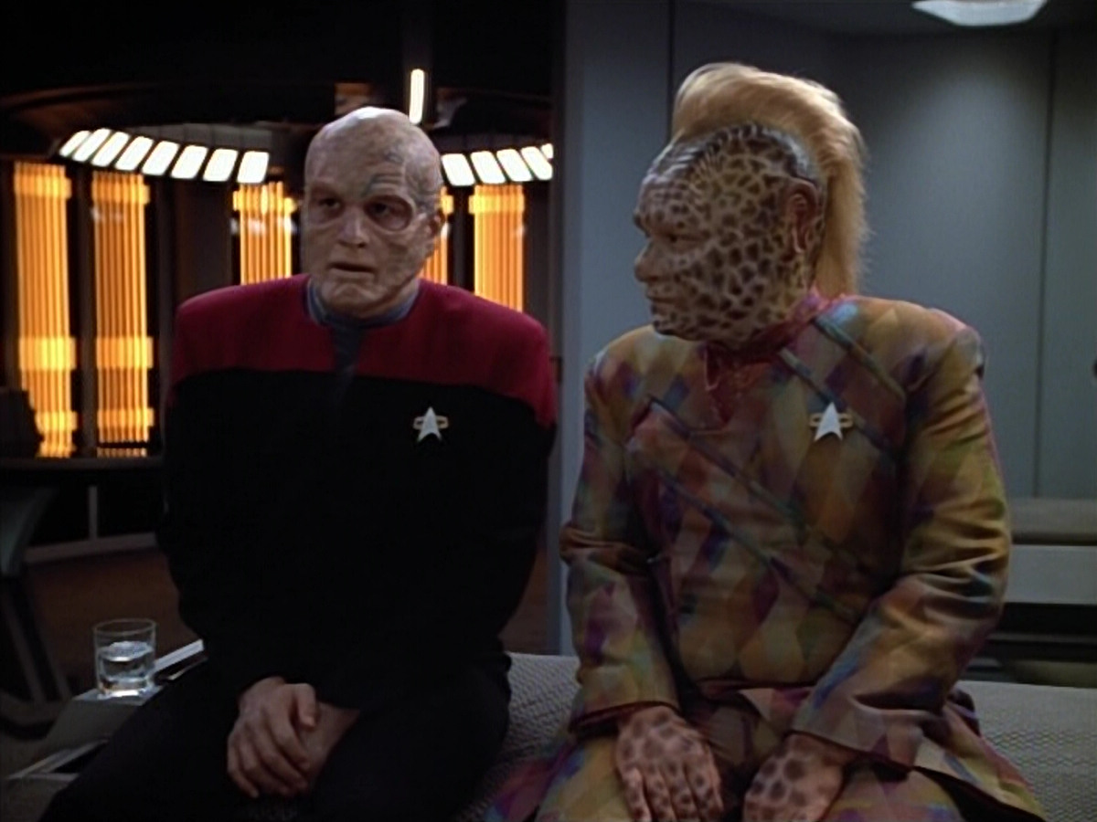 extant_StarTrek_VOY_4x07-ScientificMethod_01714.jpg