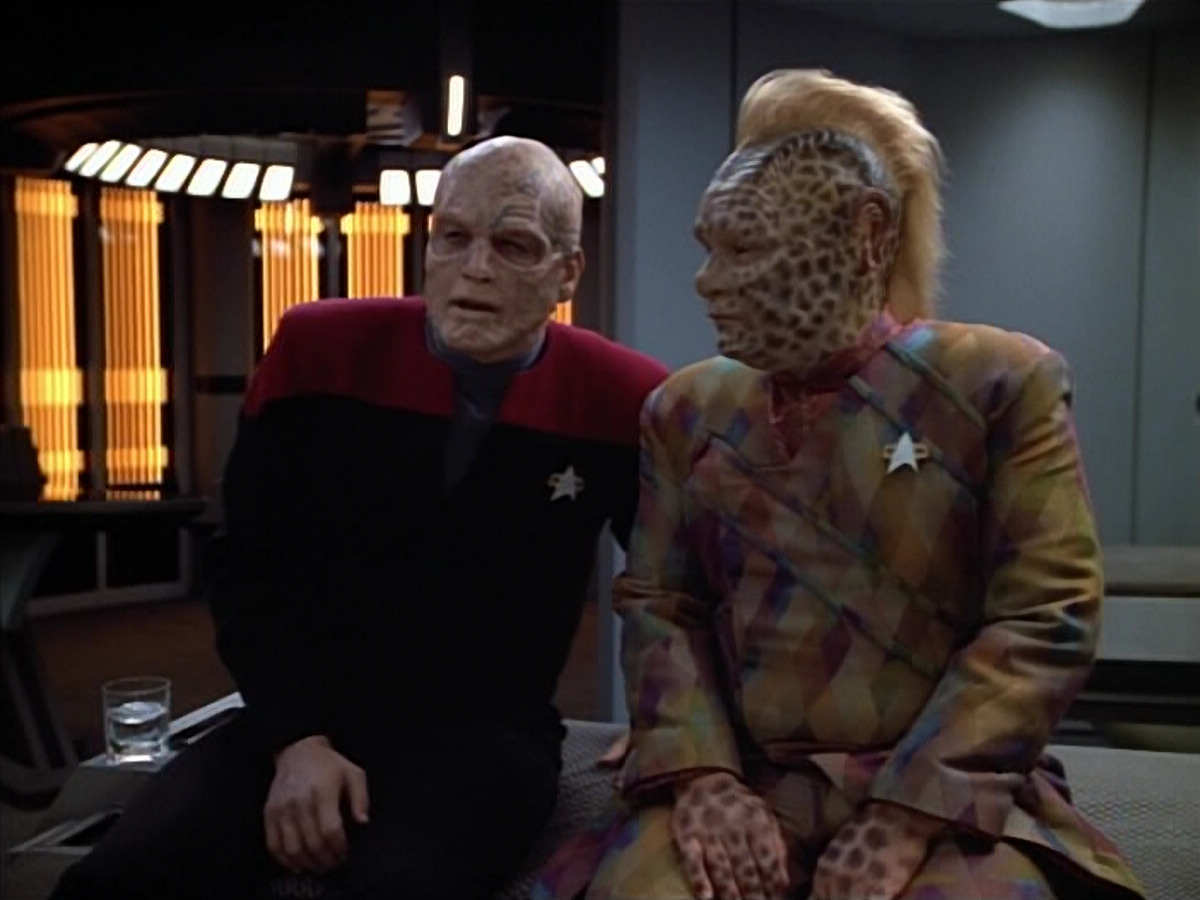 extant_StarTrek_VOY_4x07-ScientificMethod_01716.jpg