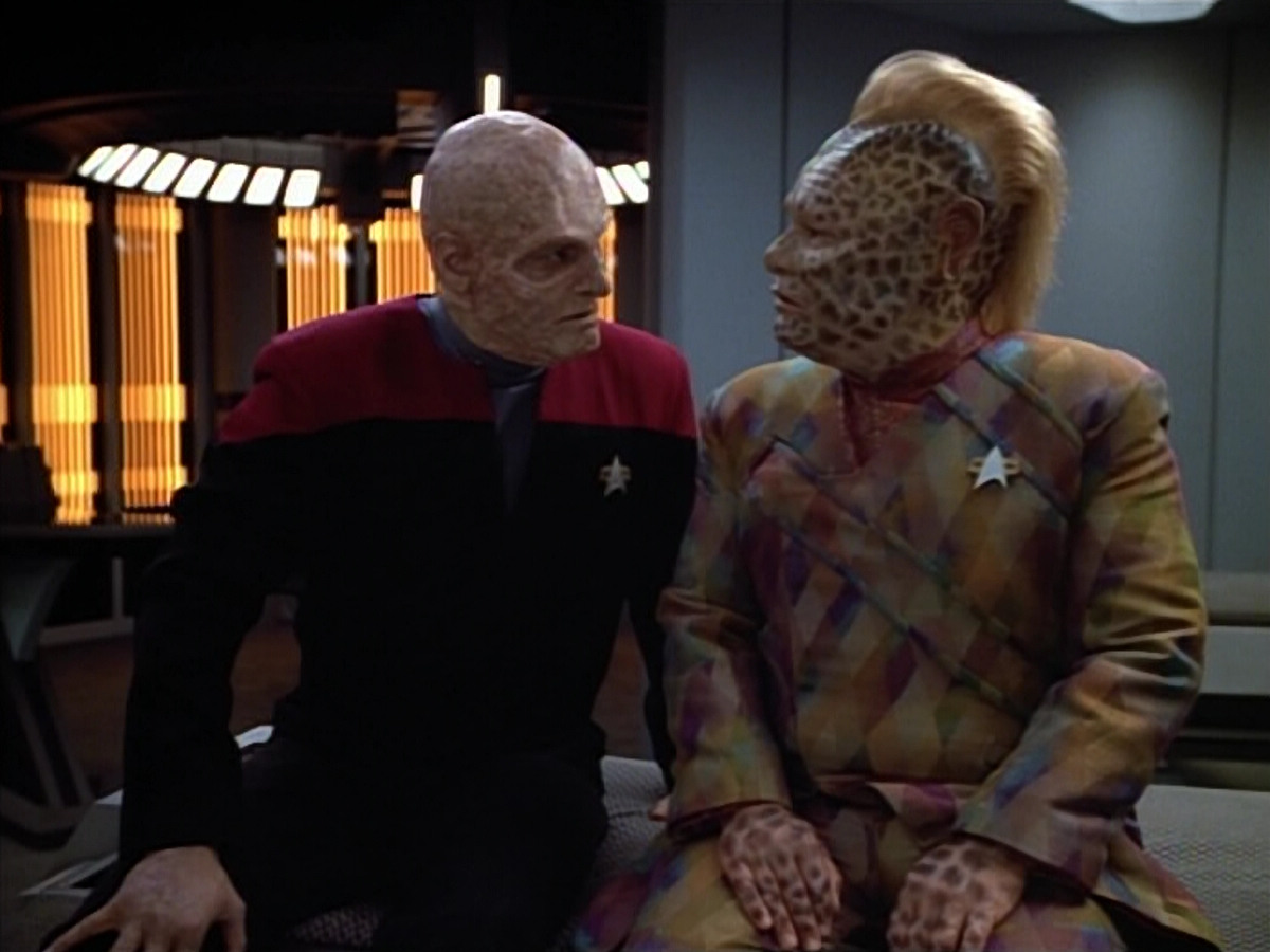 extant_StarTrek_VOY_4x07-ScientificMethod_01757.jpg