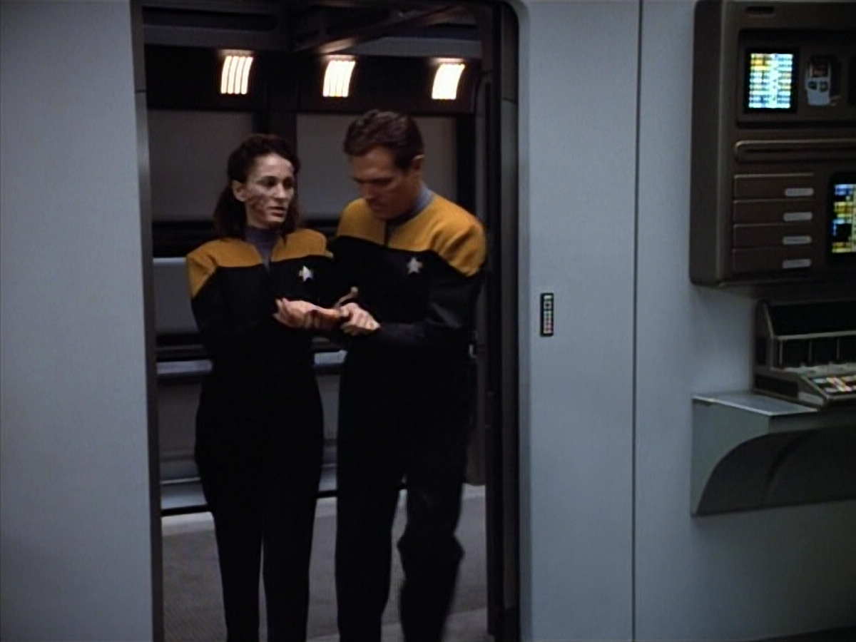 extant_StarTrek_VOY_4x07-ScientificMethod_01759.jpg