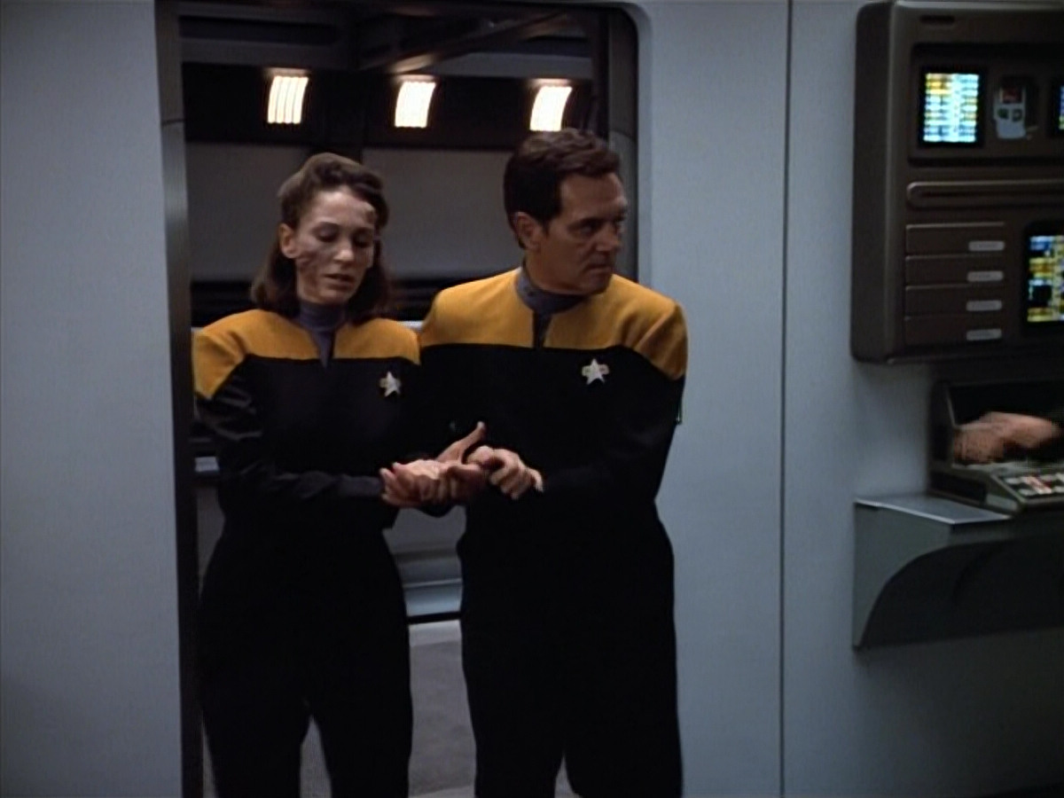 extant_StarTrek_VOY_4x07-ScientificMethod_01760.jpg