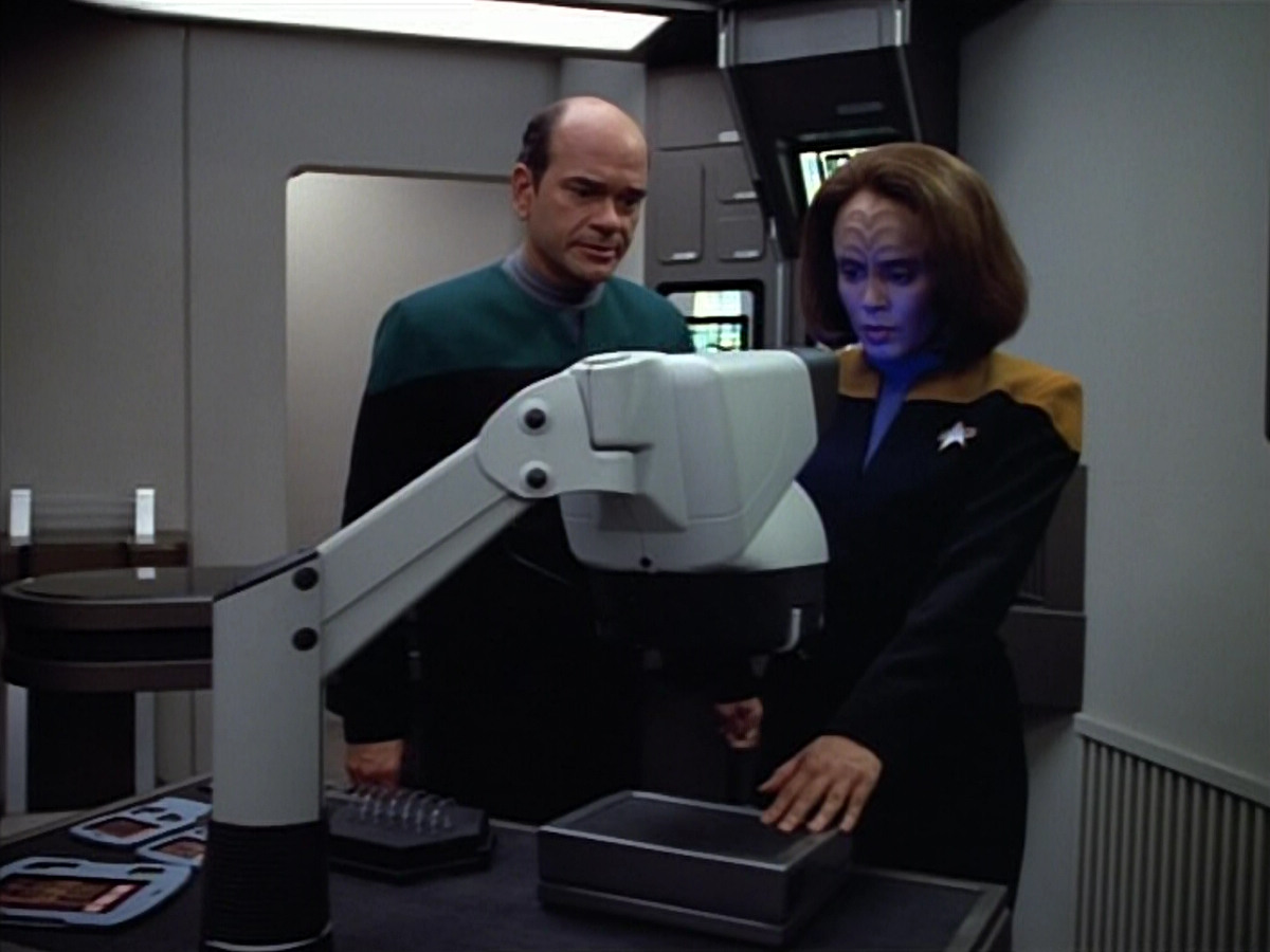 extant_StarTrek_VOY_4x07-ScientificMethod_01785.jpg