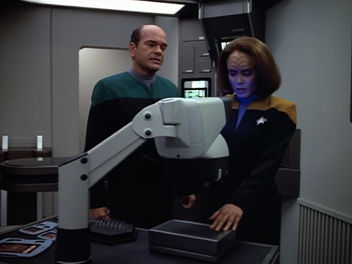extant_StarTrek_VOY_4x07-ScientificMethod_01790.jpg
