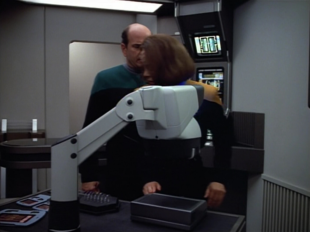 extant_StarTrek_VOY_4x07-ScientificMethod_01796.jpg