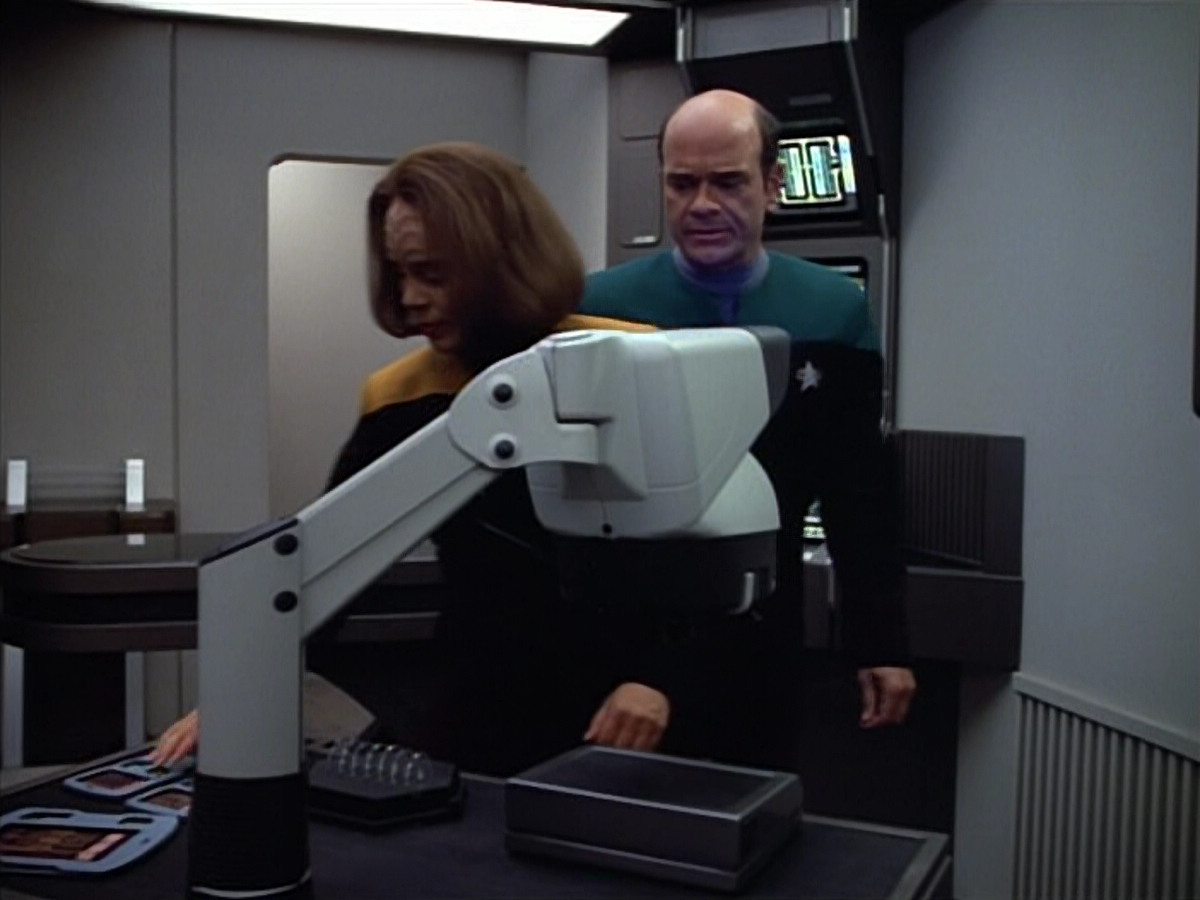 extant_StarTrek_VOY_4x07-ScientificMethod_01797.jpg