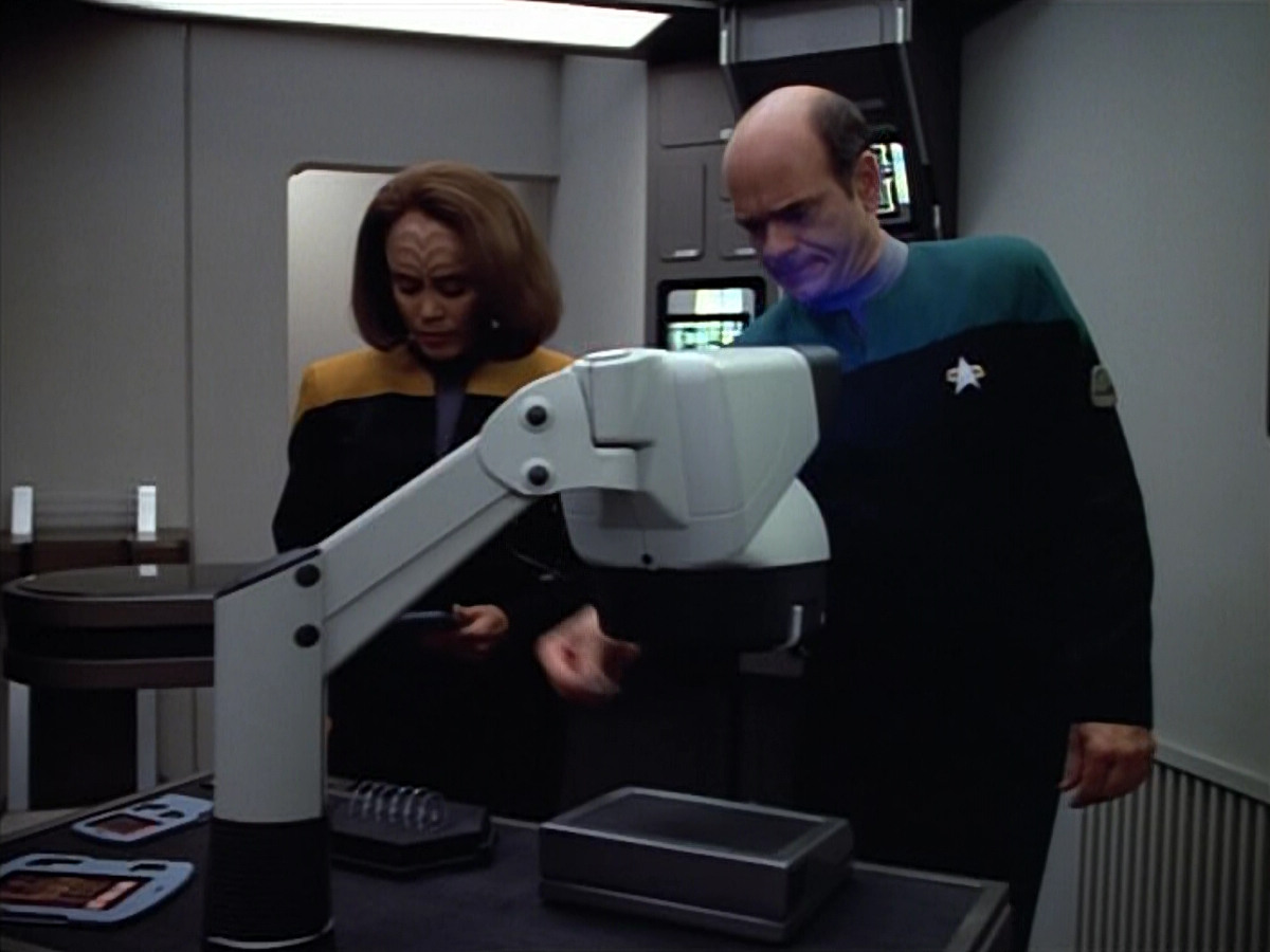 extant_StarTrek_VOY_4x07-ScientificMethod_01800.jpg