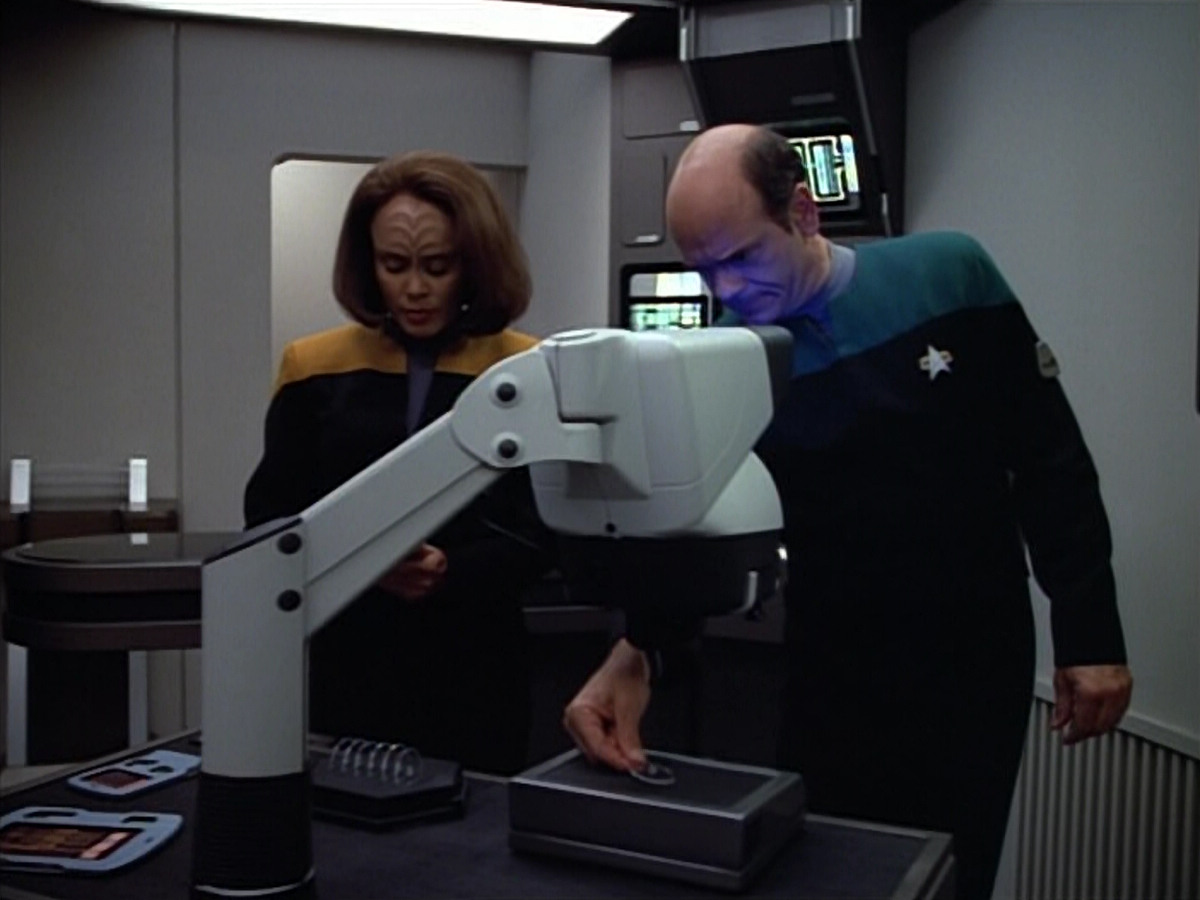 extant_StarTrek_VOY_4x07-ScientificMethod_01801.jpg