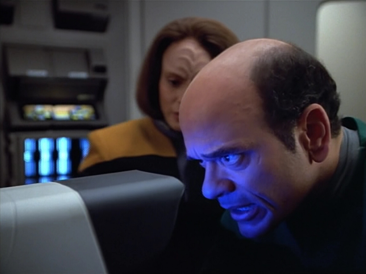 extant_StarTrek_VOY_4x07-ScientificMethod_01912.jpg