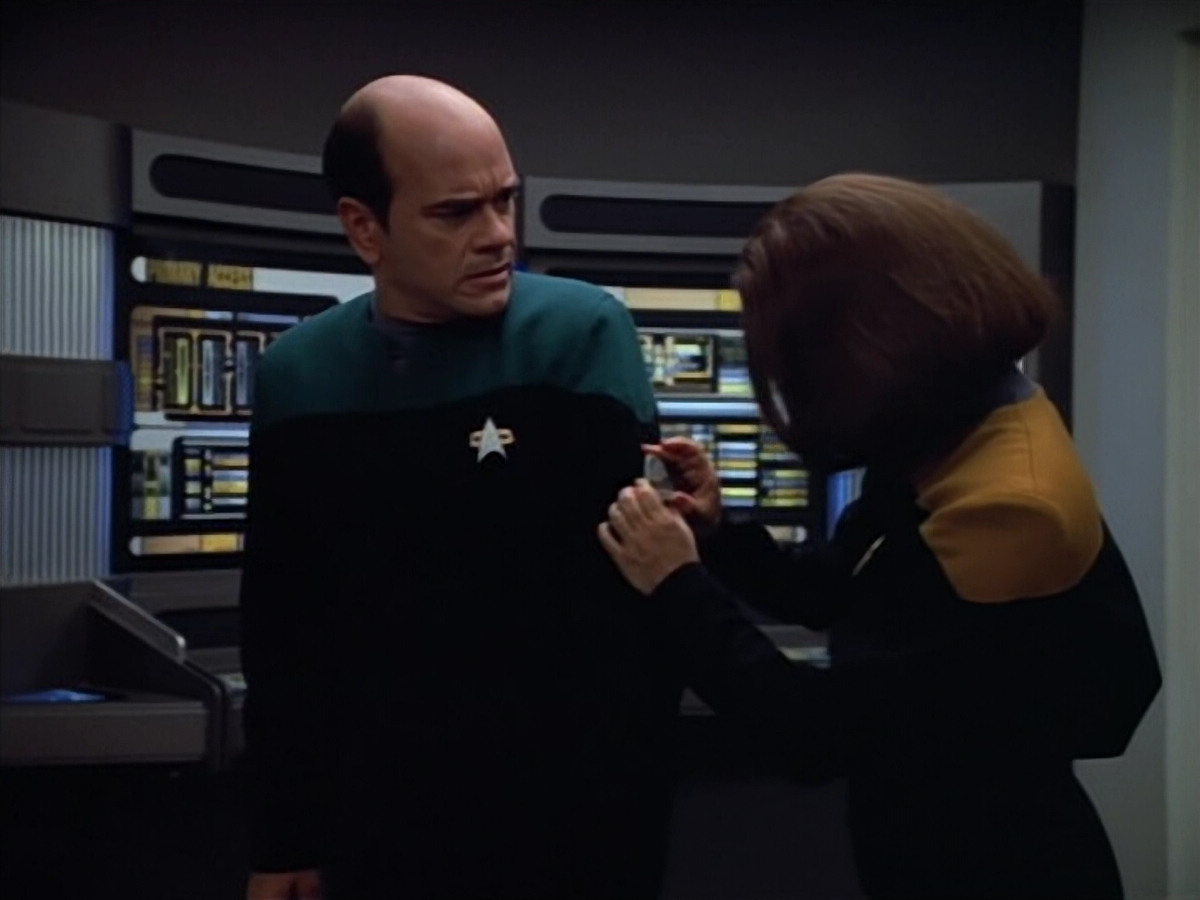 extant_StarTrek_VOY_4x07-ScientificMethod_02034.jpg