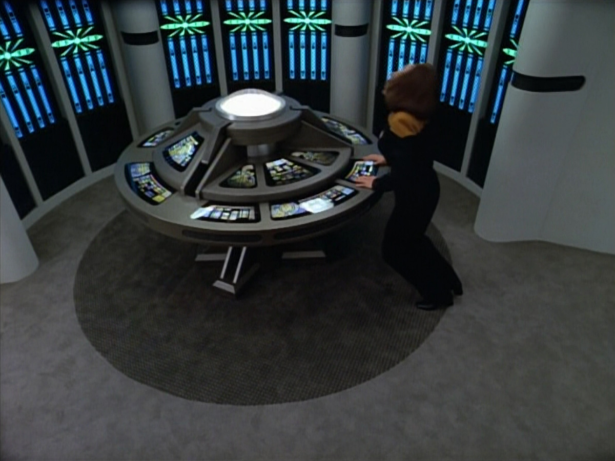 extant_StarTrek_VOY_4x07-ScientificMethod_02044.jpg