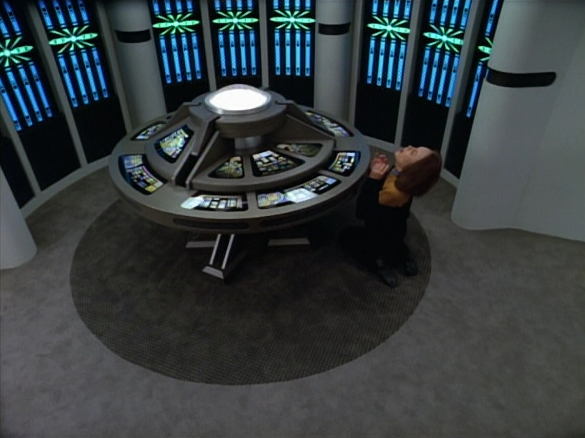 extant_StarTrek_VOY_4x07-ScientificMethod_02046.jpg