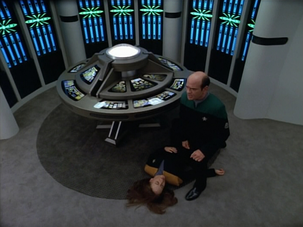 extant_StarTrek_VOY_4x07-ScientificMethod_02053.jpg