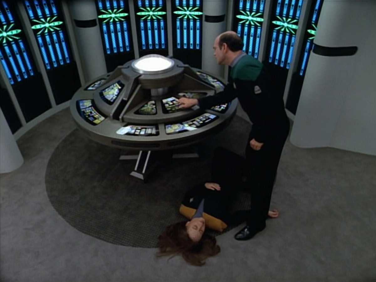 extant_StarTrek_VOY_4x07-ScientificMethod_02060.jpg