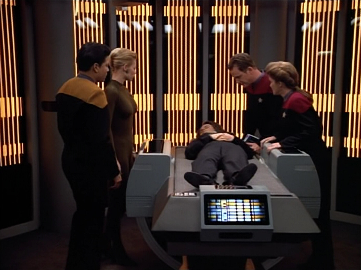extant_StarTrek_VOY_4x07-ScientificMethod_02097.jpg