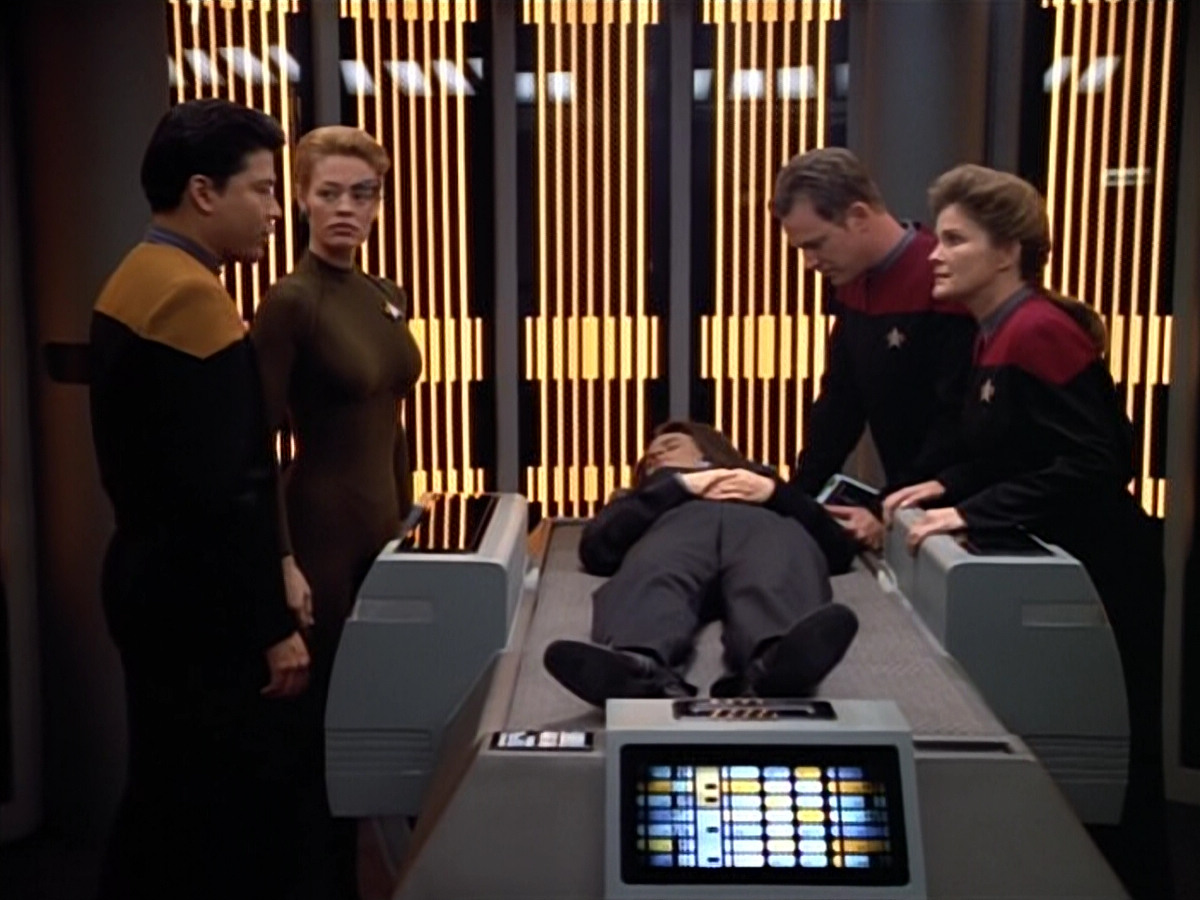 extant_StarTrek_VOY_4x07-ScientificMethod_02103.jpg