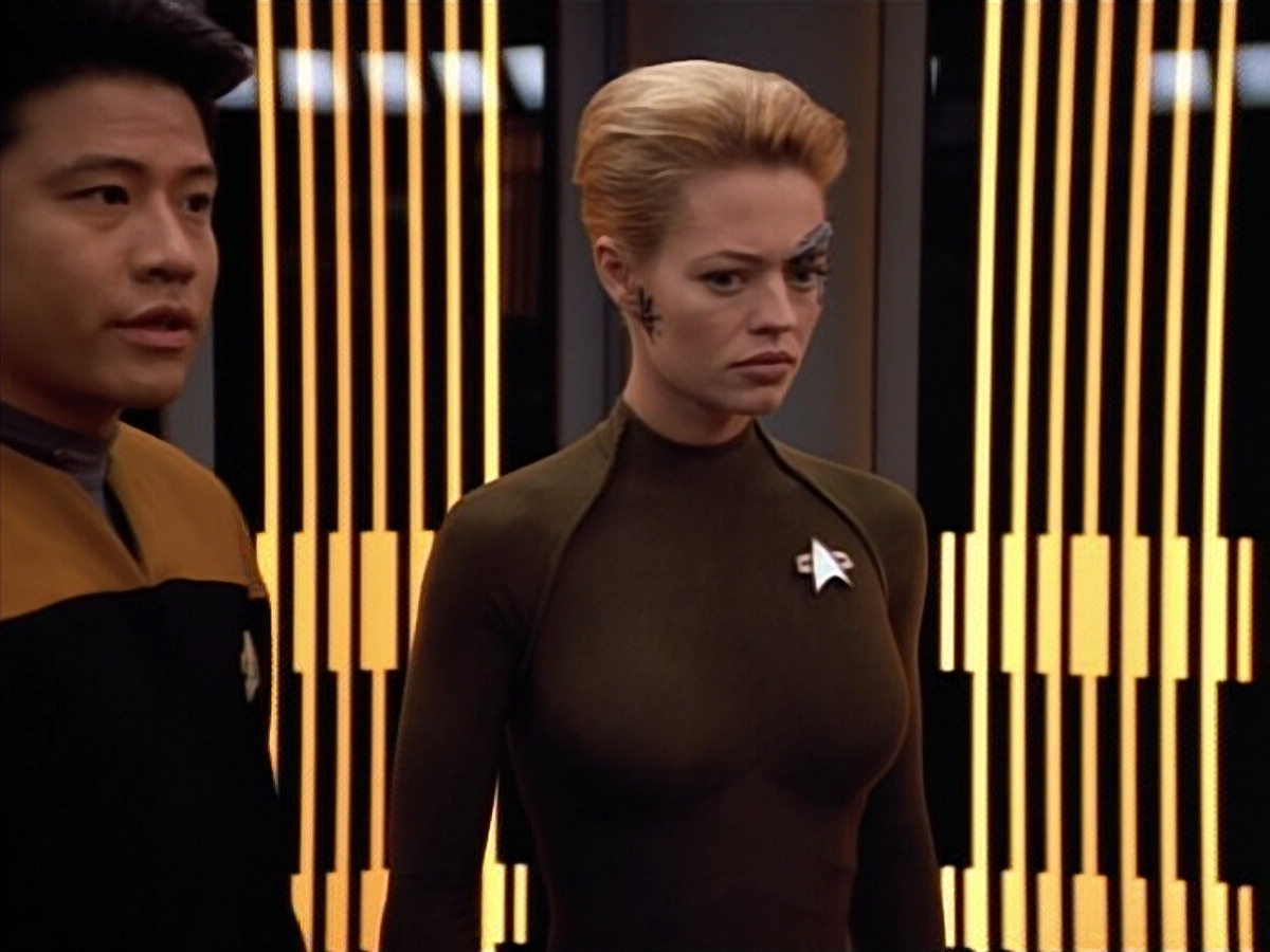 extant_StarTrek_VOY_4x07-ScientificMethod_02125.jpg
