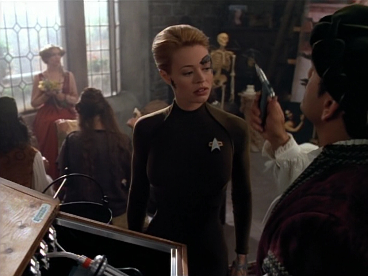 extant_StarTrek_VOY_4x07-ScientificMethod_02280.jpg