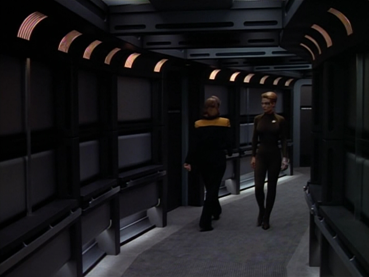 extant_StarTrek_VOY_4x07-ScientificMethod_02366.jpg