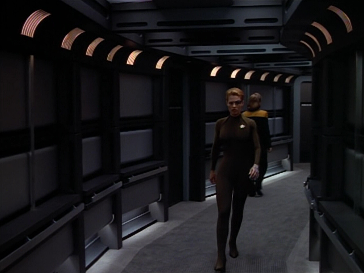 extant_StarTrek_VOY_4x07-ScientificMethod_02368.jpg