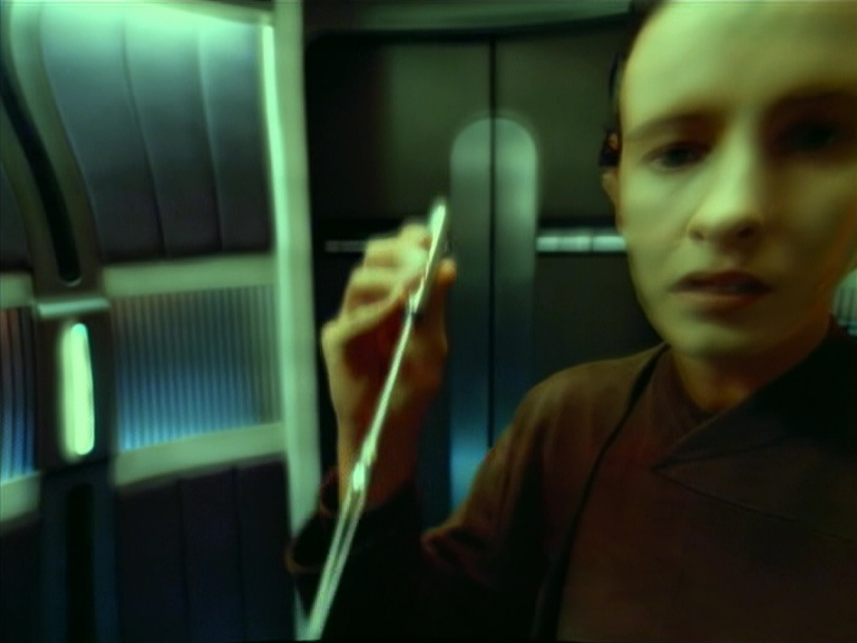 extant_StarTrek_VOY_4x07-ScientificMethod_02443.jpg