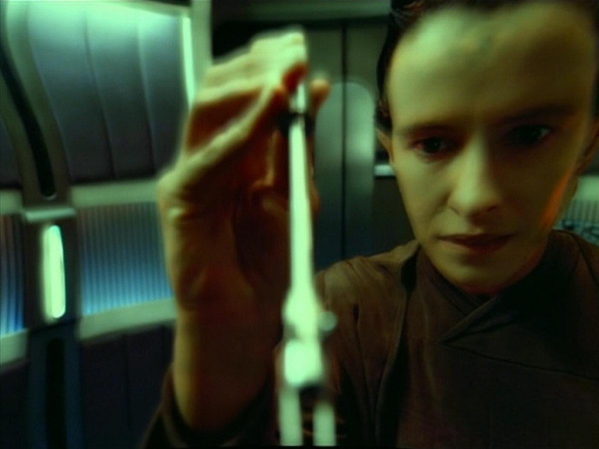 extant_StarTrek_VOY_4x07-ScientificMethod_02447.jpg