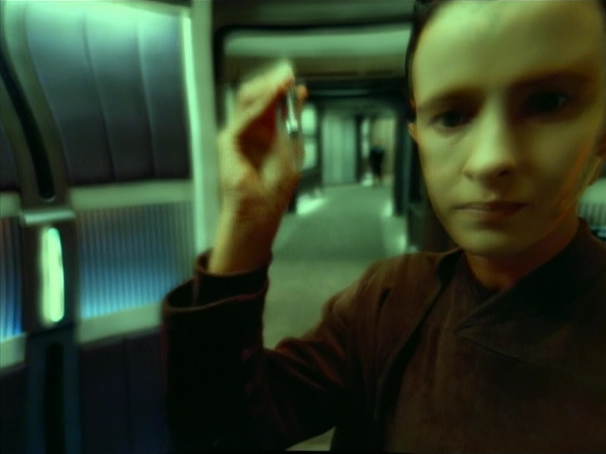 extant_StarTrek_VOY_4x07-ScientificMethod_02457.jpg
