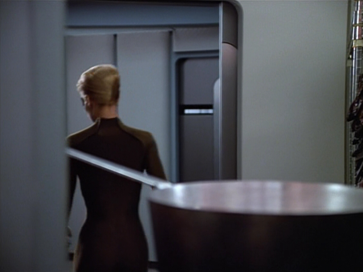 extant_StarTrek_VOY_4x07-ScientificMethod_02542.jpg