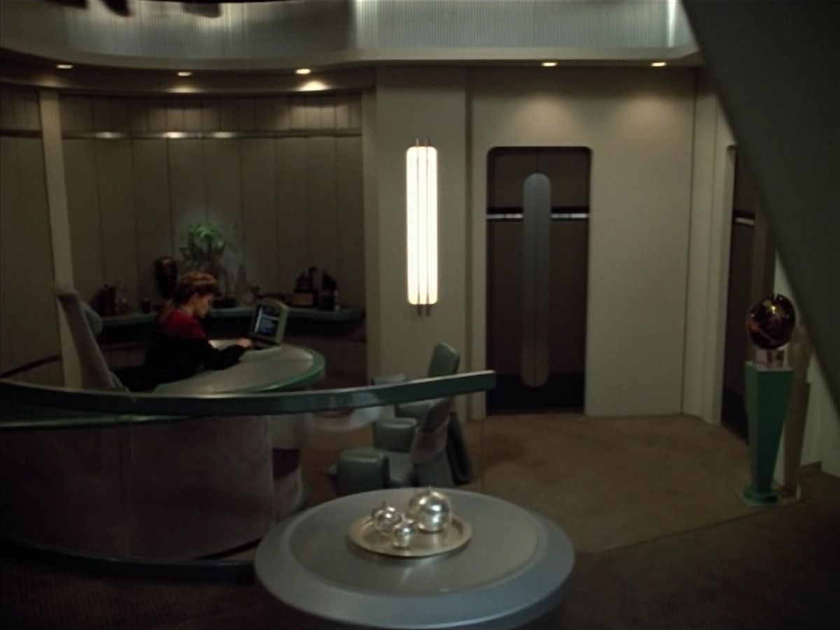 extant_StarTrek_VOY_4x07-ScientificMethod_02548.jpg