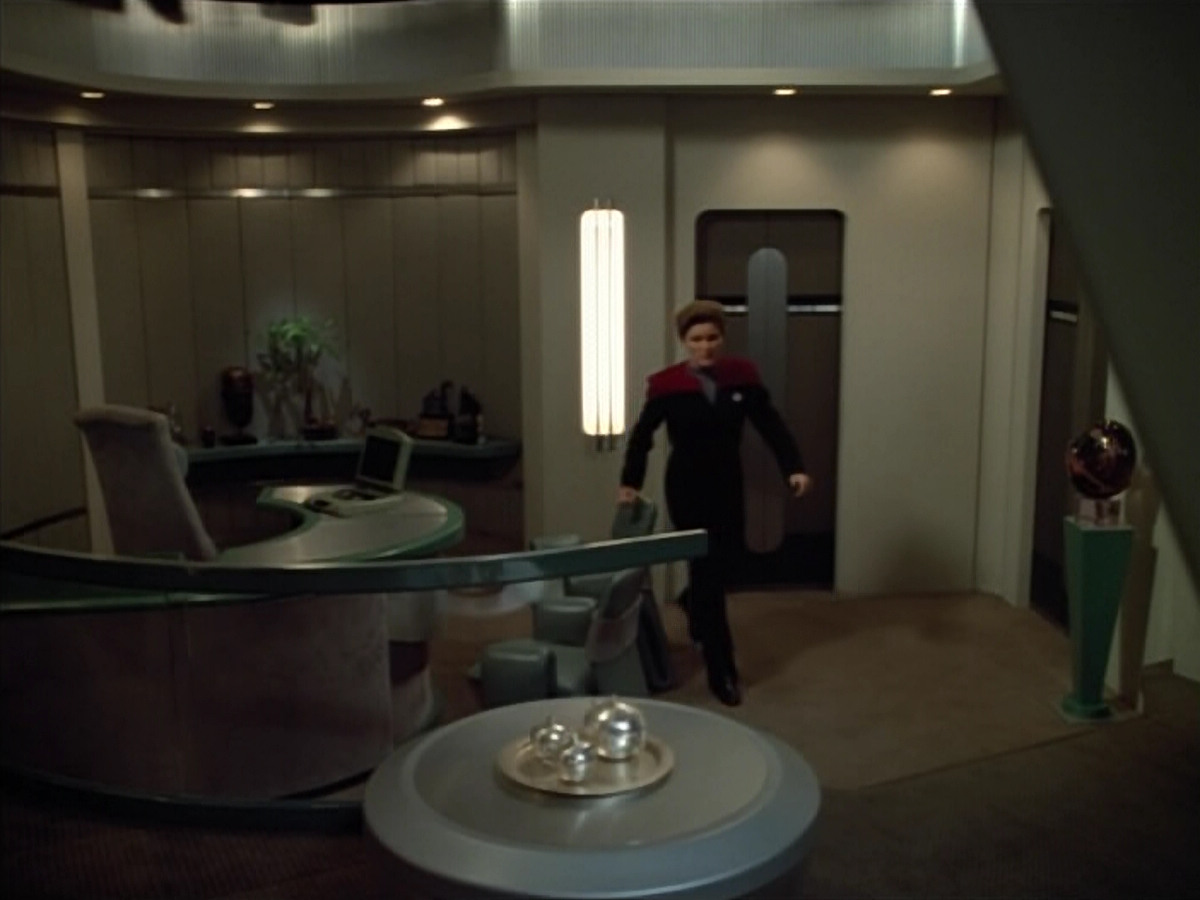 extant_StarTrek_VOY_4x07-ScientificMethod_02556.jpg