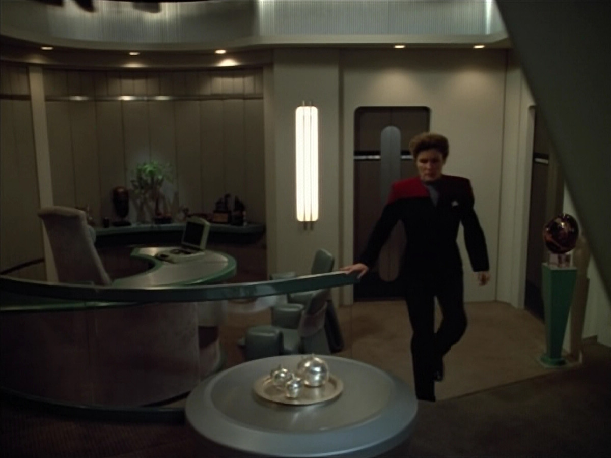 extant_StarTrek_VOY_4x07-ScientificMethod_02558.jpg