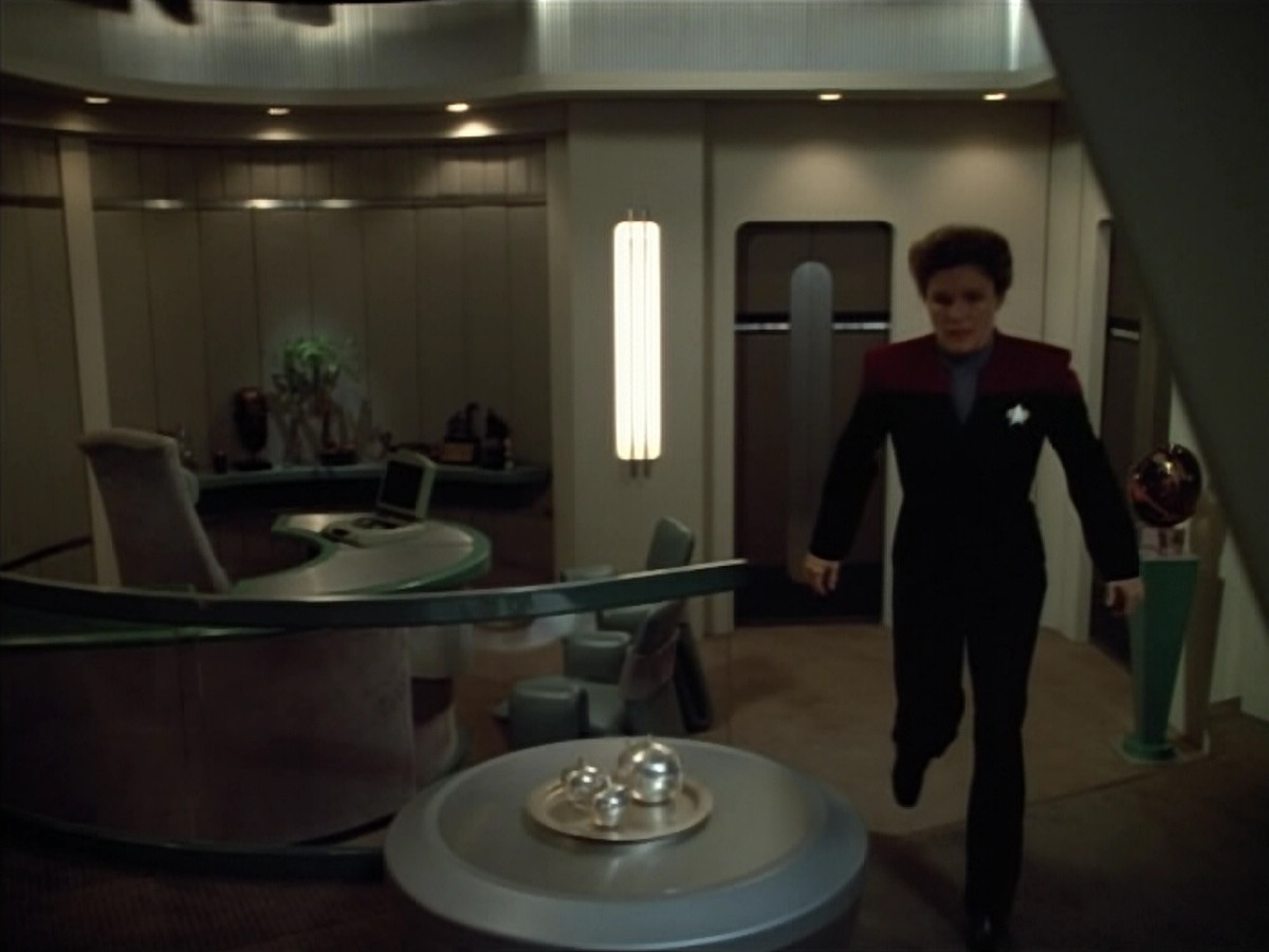 extant_StarTrek_VOY_4x07-ScientificMethod_02559.jpg