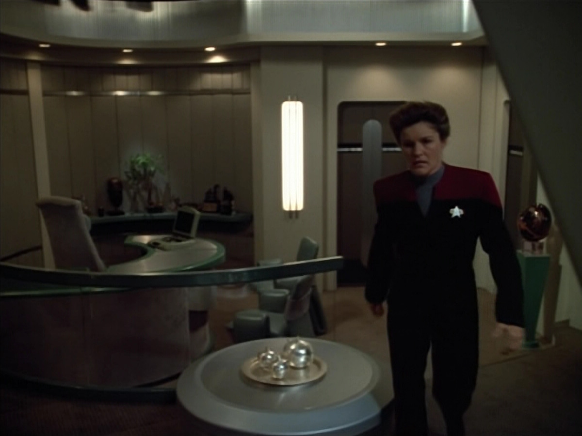 extant_StarTrek_VOY_4x07-ScientificMethod_02560.jpg