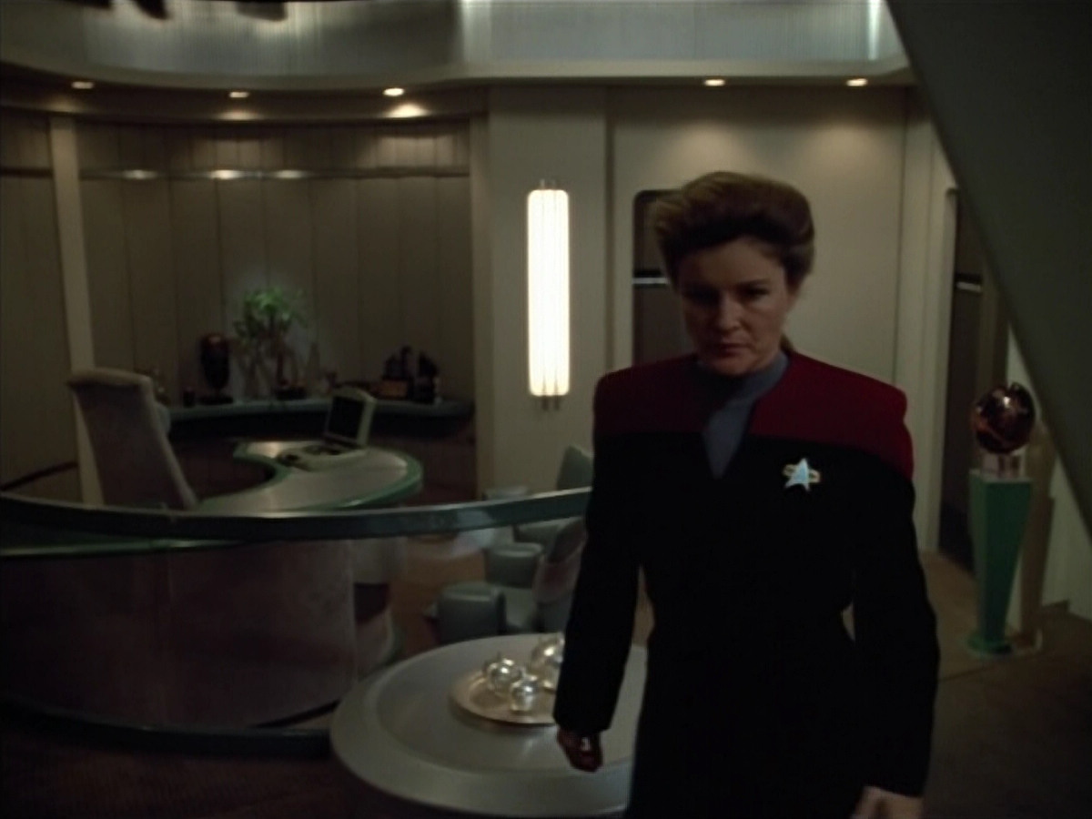 extant_StarTrek_VOY_4x07-ScientificMethod_02561.jpg