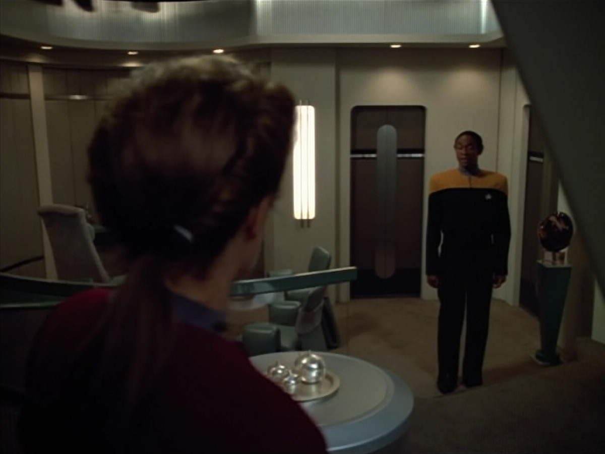extant_StarTrek_VOY_4x07-ScientificMethod_02635.jpg
