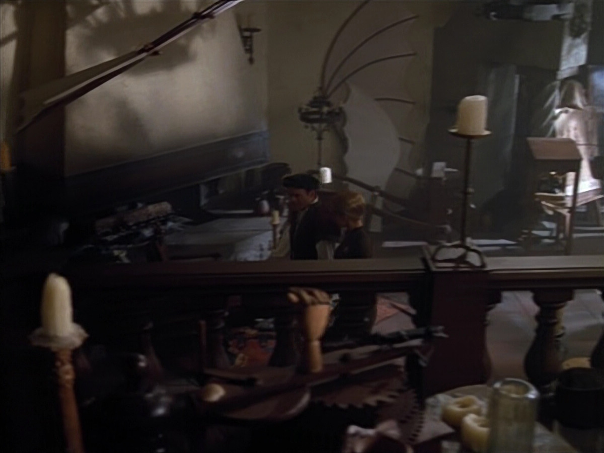 extant_StarTrek_VOY_4x07-ScientificMethod_02795.jpg