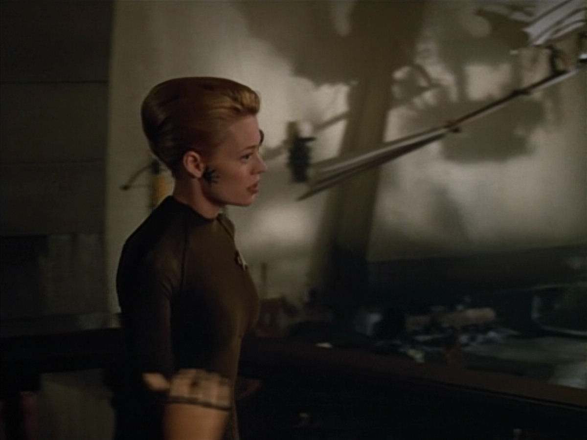 extant_StarTrek_VOY_4x07-ScientificMethod_02835.jpg