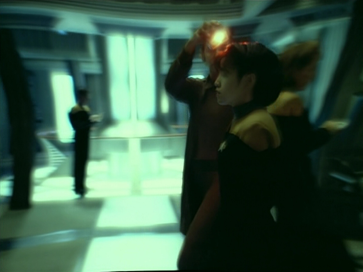 extant_StarTrek_VOY_4x07-ScientificMethod_02929.jpg