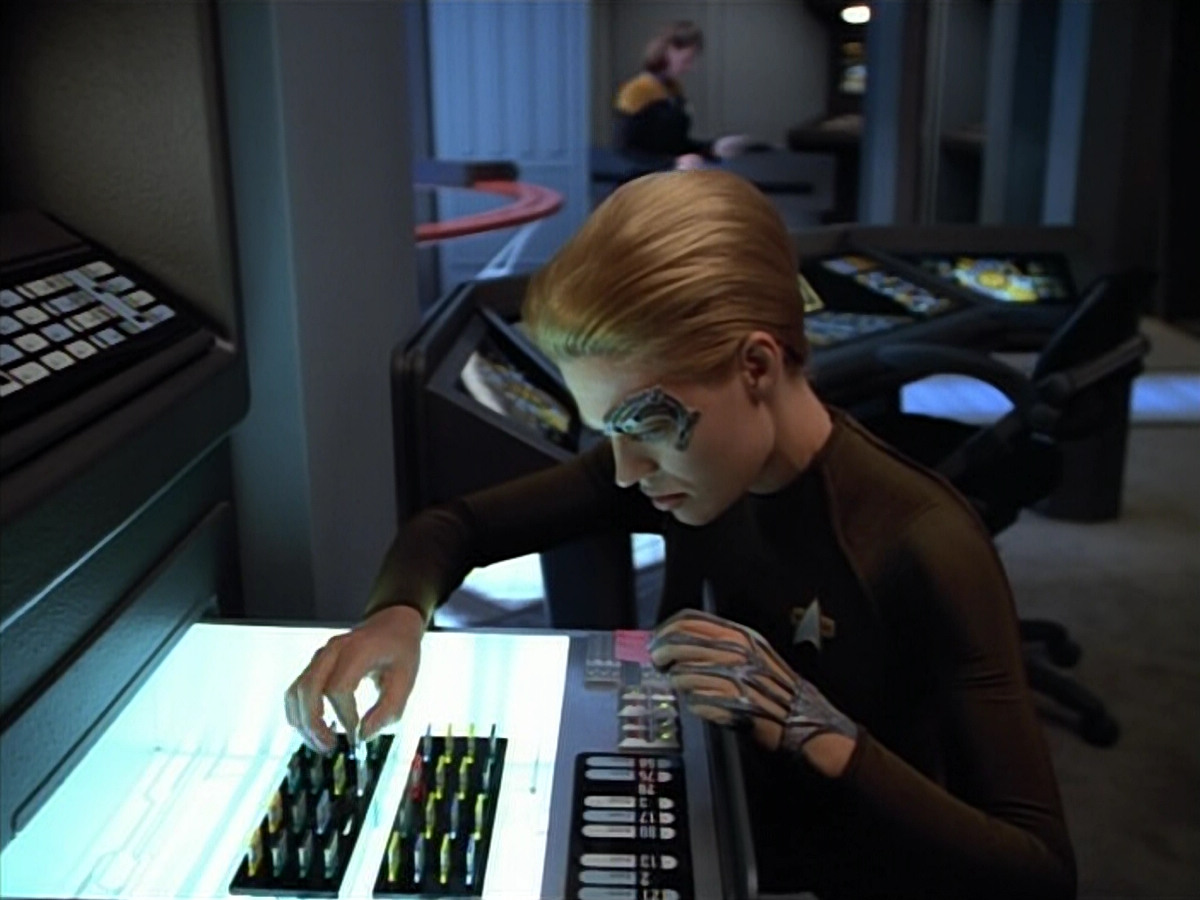 extant_StarTrek_VOY_4x07-ScientificMethod_03021.jpg