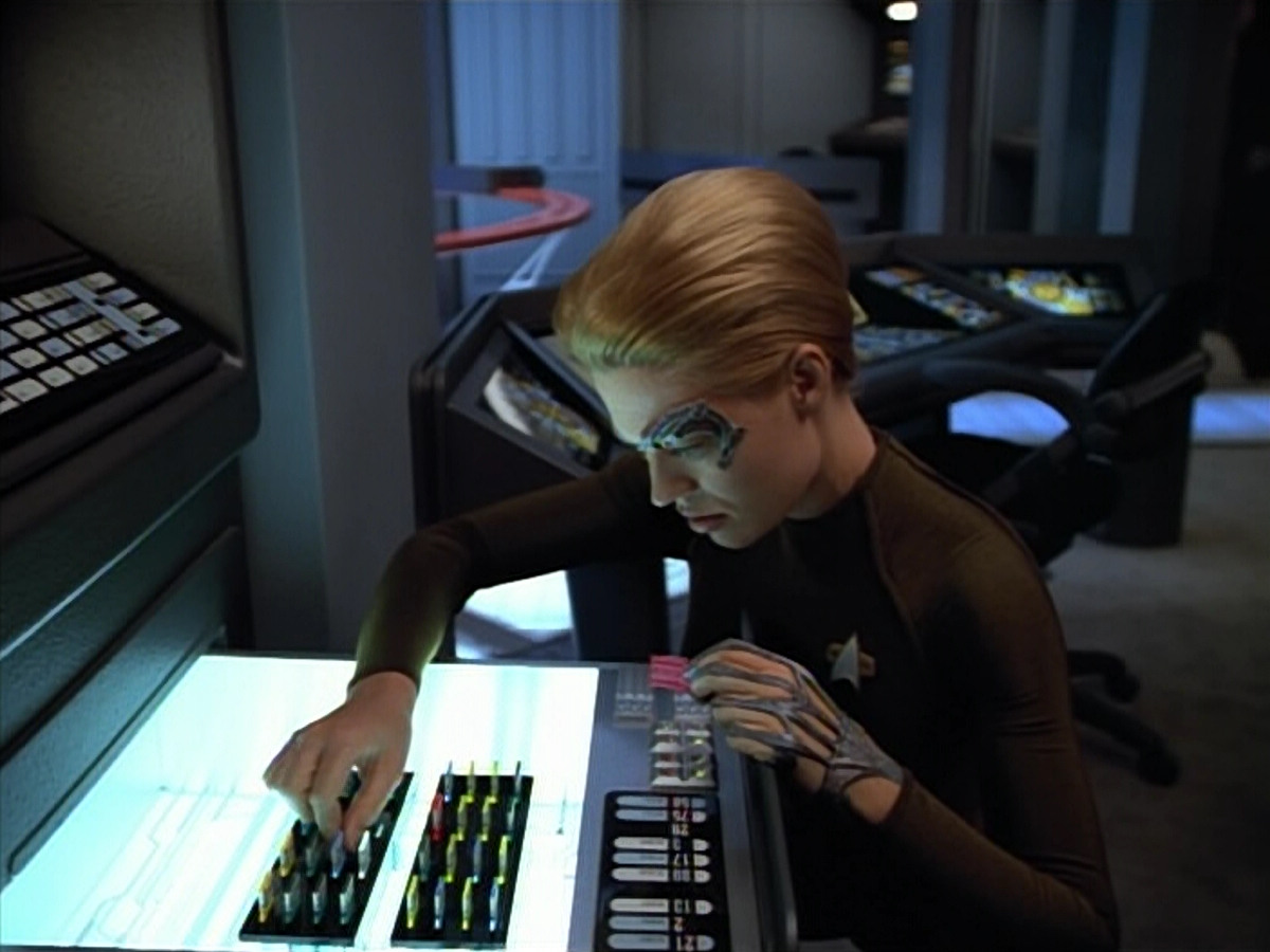 extant_StarTrek_VOY_4x07-ScientificMethod_03024.jpg