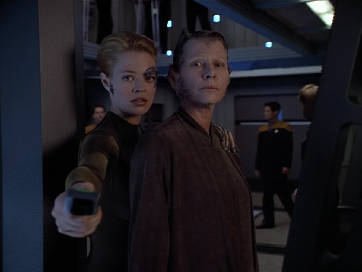 extant_StarTrek_VOY_4x07-ScientificMethod_03097.jpg